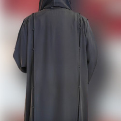 عباية الندى بكسرات ناعمة وتطريز يدوي 