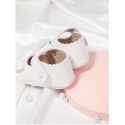 حذاء البنات الصغار باللون الابيض