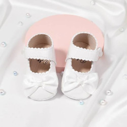 حذاء البنات الصغار باللون الابيض